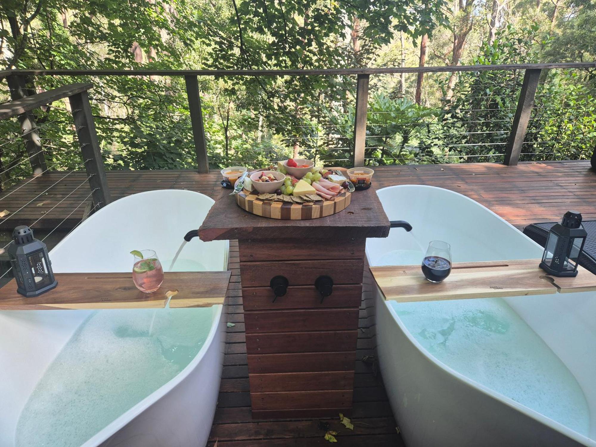 Romantic Getaway - 2 Luxe Outdoor Baths * Mount Macedon
